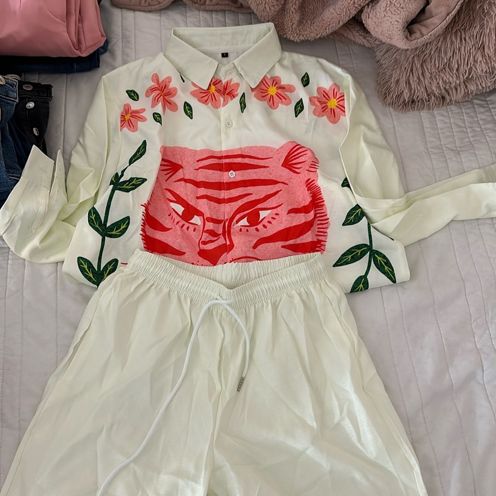 Clothing set with tiger design with flowers